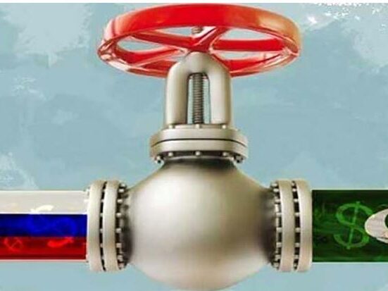 اسلام آباد (روز نیوز) پاکستان نے ہفتے کے روز روس سے سستے تیل اور گیس کی خریداری کے لیے رابطہ کیا۔ اس معاملے سے باخبر ذرائع نے بتایا کہ اس سلسلے میں وزارت خارجہ اور پیٹرولیم کی وزارت نے خطوط کے ذریعے روس کے ساتھ بات چیت شروع کردی۔ ذرائع کے مطابق حکام نے روسی انتظامیہ سے سستے تیل اور گیس کی خریداری میں اپنی دلچسپی کا اظہار کیا ہے تاہم پاکستان پر کسی قسم کی پابندیاں نہ لگانے کی شرط رکھی ہے۔ ذرائع کا مزید کہنا تھا کہ پاکستانی وفد صرف قومی مفادات کو مدنظر رکھتے ہوئے روس کا دورہ کرنے اور سستے تیل اور گیس کی خریداری کے لیے بات چیت کے لیے تیار ہے۔ پاکستان نے تیل اور گیس کی خریداری میں اس سلسلے میں کسی بھی عالمی معاہدوں کی خلاف ورزی نہ کرنے کا عہد کیا ہے۔