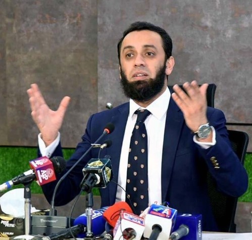 نواز شریف آئیں تو مریم کی طرح میرٹ پر فیصلہ ہوگا، عطا تارڑ