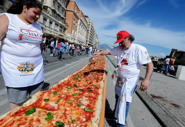 پیزا کی سب سے بڑی دعوت میں 3ہزار افراد1000پیزا کھاگئے