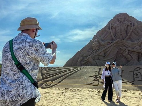 اس ملک کی سیر کو جائیں اور ڈالر بھی پائیں