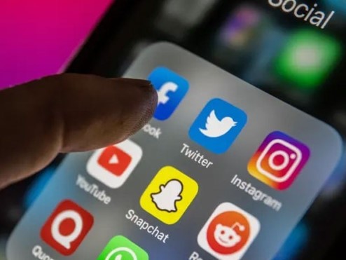 سوشل میڈیا کا کم استعمال اپنے متعلق خیالات کو بہتر کرتا ہے
