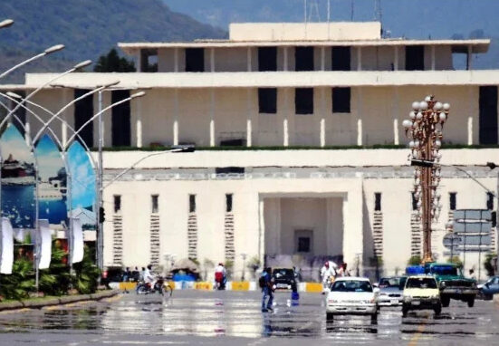 خراب موسم کے باعث ایوان صدر میں یوم پاکستان کی پریڈ ملتوی