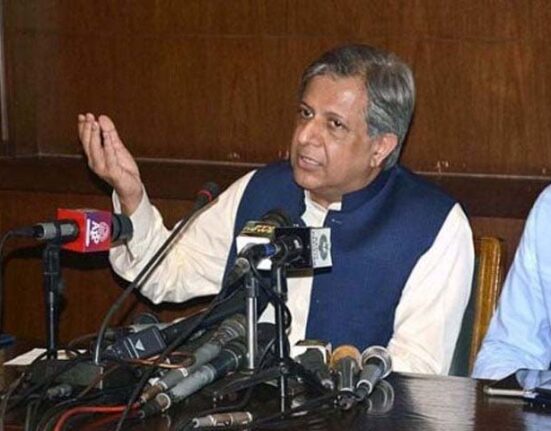 azam tarar عمران خان کو گرفتار کرنے سے گھبرانہیں رہے، وزیر قانون