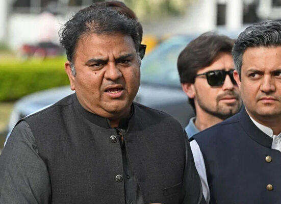 عمران خان یا پی ٹی آئی پر پابندی لگانے کی کوشش نہ کریں، فواد