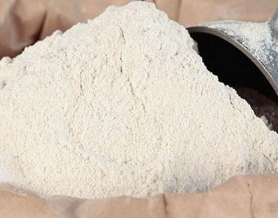 آٹا مہنگا، عوام بپھر گئے، مرد وخواتین سڑکوں پر نکل آئے