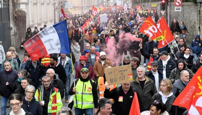 فرانس بھر میں پینشن اصلاحات کیخلاف احتجاج
