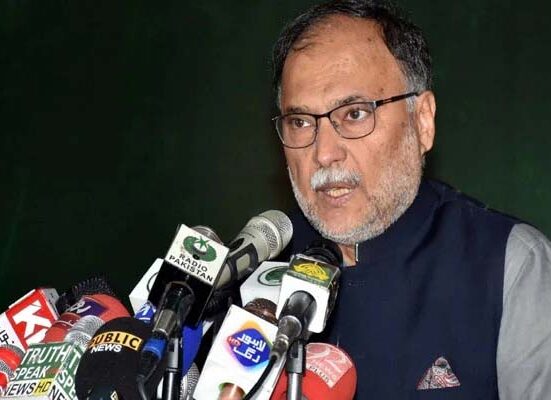 ihsan iqbal عمران خان کی خواہش ہے کہ لاشیں گریں اور وہ ان پر سیاست کریں، احسن اقبال