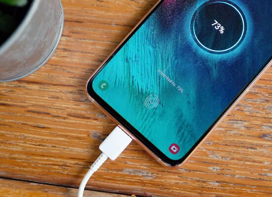 بھارت بجلی کا بحران، لوگ پیسے دیکر موبائل چارج کروانے پرمجبور