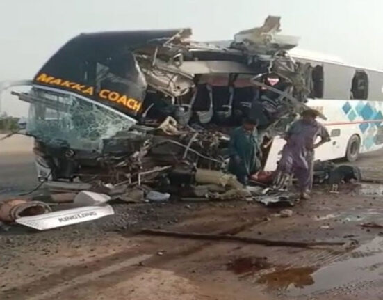 کراچی: سپرہائی وے پر ٹریفک حادثہ، 2 سگے بھائیوں سمیت 3 افراد جاں بحق