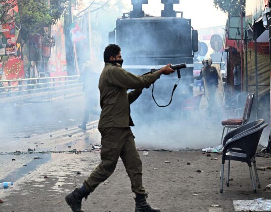 police عمران خان کی گرفتاری کی کوششیں، پولیس کی 3 اطراف سے زمان پارک کیجانب پیش قدمی