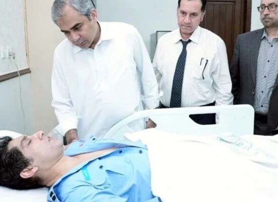 police نگران وزیراعلیٰ پنجاب زخمی پولیس اہلکاروں کی عیادت کیلئے ہسپتال پہنچ گئے