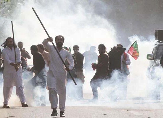 pti عمران خان کی گرفتار ی کی کوششیں، پولیس اور پی ٹی آئی کارکنان کے درمیان رات بھر آنکھ مچولی،املاک کو نقصان