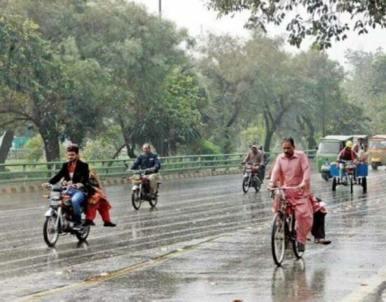 جاتی سردی پھر لوٹ آئی، پنجاب میں بارش سے موسم خوشگوار