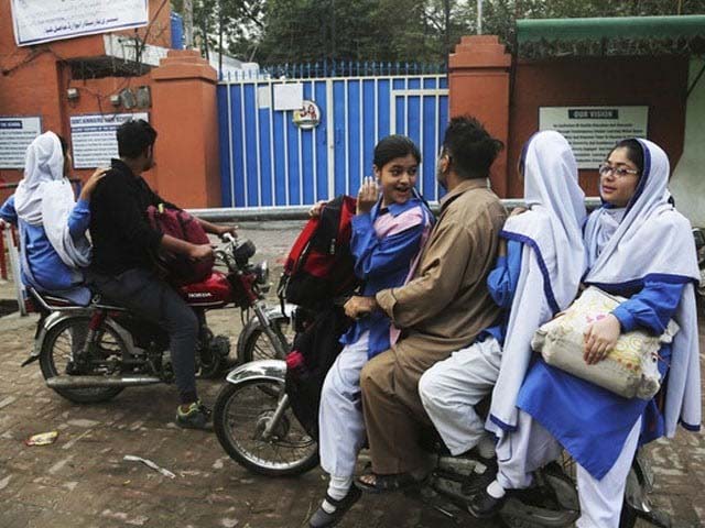 school پی ٹی آئی ریلی کے روٹ پر تعلیمی ادارے، بازار بند کرنے کا حکم