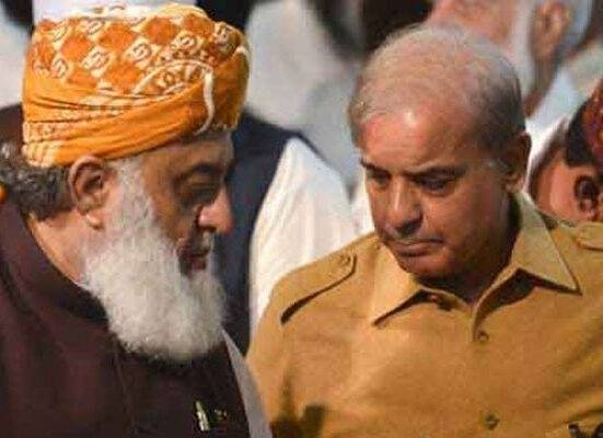 فضل الرحمان کی وزیراعظم سے ملاقات، عدالتی اصلاحات بل کی منظوری پر مبارک باد