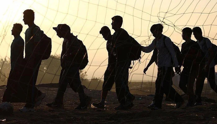 برطانیہ، تارکین وطن کو فوجی اڈوں، فیریز پر رکھنے کا منصوبہ