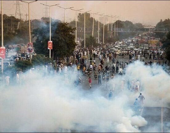 zaman park عمران خان کی ممکن گرفتاری، پولیس اور پی ٹی آئی کارکنوں میں جھڑپیں جاری