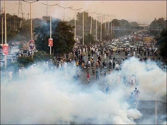 zaman park عمران خان کی ممکن گرفتاری، پولیس اور پی ٹی آئی کارکنوں میں جھڑپیں جاری