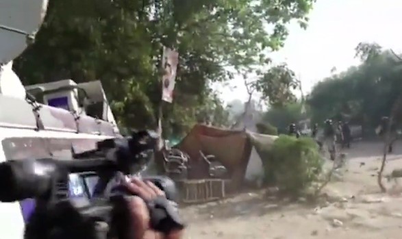 zaman park زمان پارک کے باہر جھڑپیں جاری، پی ٹی آئی کارکنان کاپٹرول بموں سے حملہ،پولیس کی شیلنگ