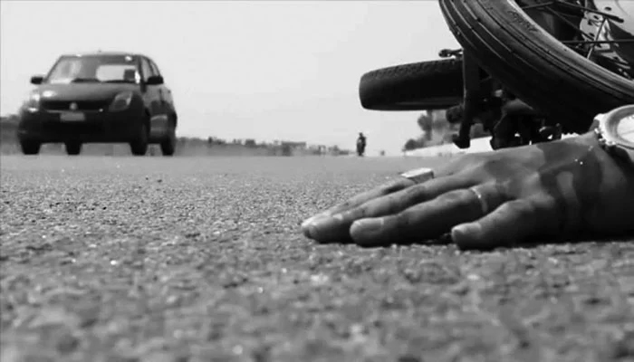 موٹرسائیکل کی بیریئر سے ٹکر ،کانسٹیبل سمیت 2 افراد جاں بحق