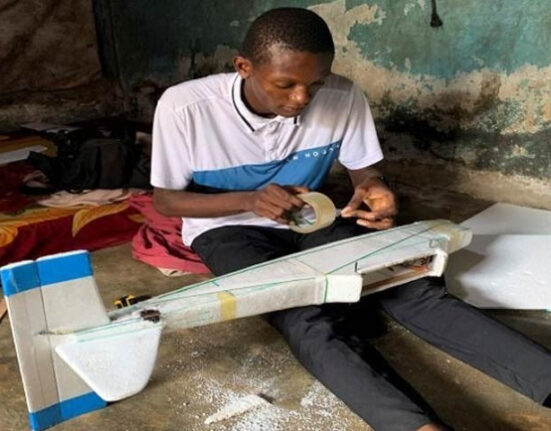 نائیجیریا کے باشندے نے کچرے سے ماڈل ہوائی جہاز بنالیا