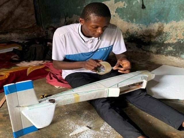 نائیجیریا کے باشندے نے کچرے سے ماڈل ہوائی جہاز بنالیا