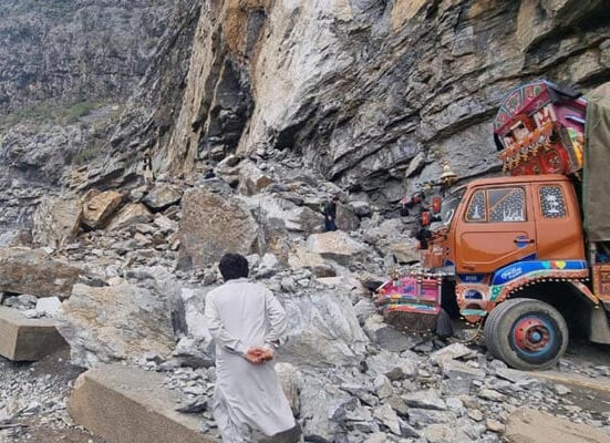 بلوچستان ، چینہ موڑ کے قریب پہاڑ کا ایک حصہ بیٹھ گیا