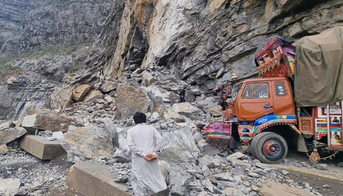 بلوچستان ، چینہ موڑ کے قریب پہاڑ کا ایک حصہ بیٹھ گیا