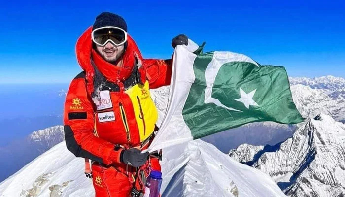 شہروز کاشف نے انا پورنا ٹاپ پرلاہور قلندر ز کا پرچم لہرادیا