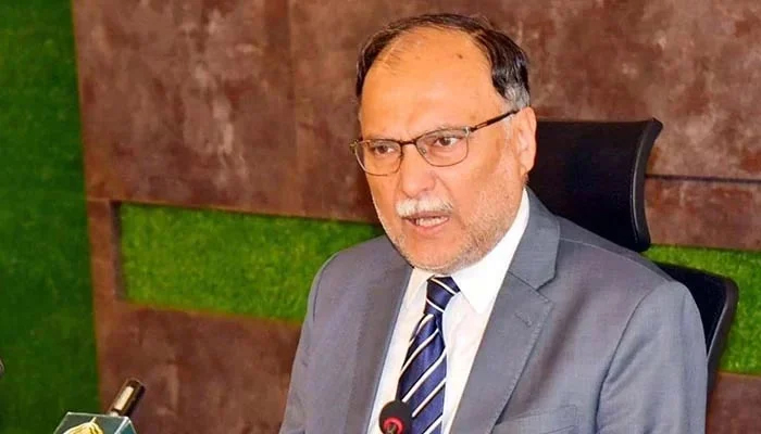 ملک میں آئینی نہیں سیاسی تنازع ہے ، احسن اقبال