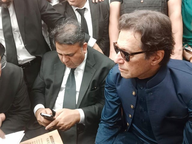 لاہور ہائیکورٹ نے عمران خان کو ہراساں کرنے سے روک دیا