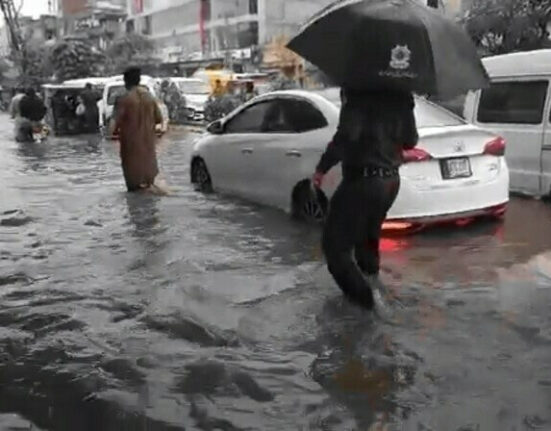 تیز ہواﺅں اور گرج چمک کیساتھ بارش کاامکان