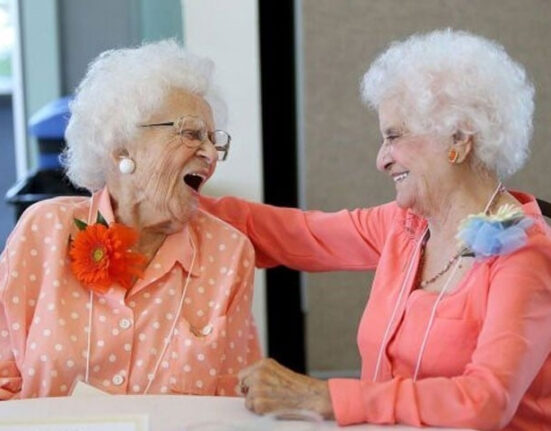 خاتون نے ملازمت چھوڑ کر’تنخواہ‘ پر والدین کی خدمت کی نوکری اختیار کرلی