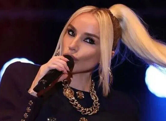 ترک پاپ اسٹار کو مذہبی اسکولوں پر نامناسب تبصرہ کرنے پر 10 ماہ قید کی سزا