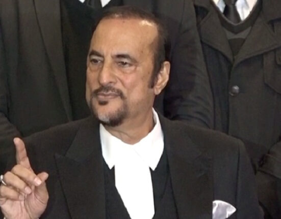 نیب حراست میں بھی عمران خان مکمل رابطے میں تھے ، بابر اعوان