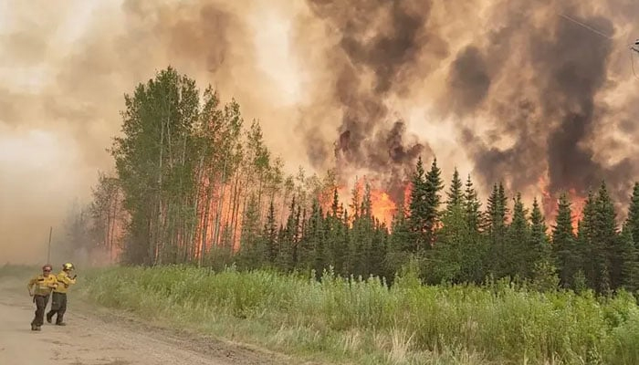 کینیڈا کے جنگلات میں لگنے والی آگ بارش سے بھی قابو نہ آسکی