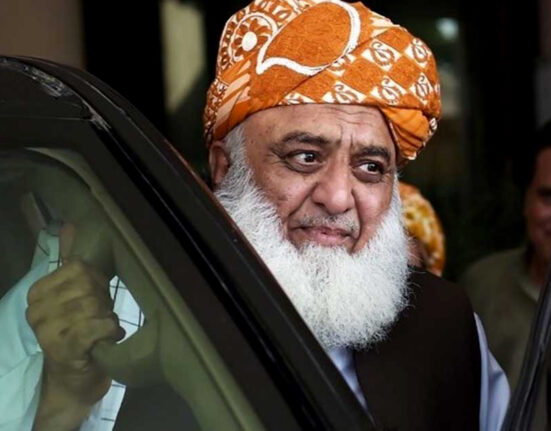 کپڑے ، بستر ، لوٹا، صابن اور چارجر ساتھ رکھیں ، فضل الرحمان