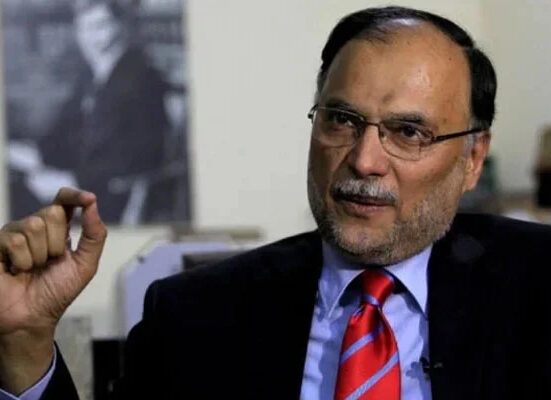 عمران ہینڈلرز کیلئے کیس بنانے کی خاطر مذاکرات کررہے ہیں ، احسن اقبال