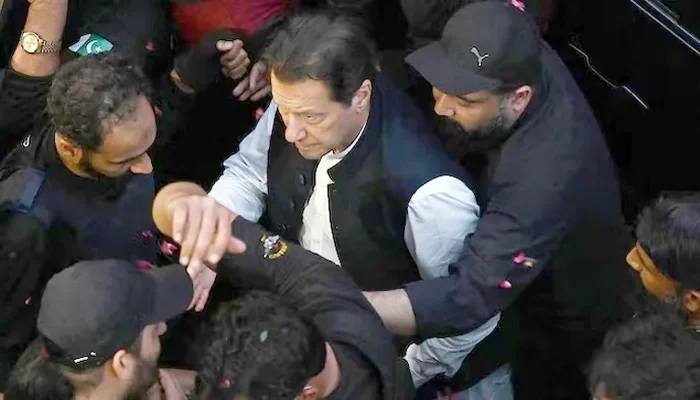 گرفتار عمران خان کو عدالت میں کچھ دیر بعد پیش کیاجائیگا