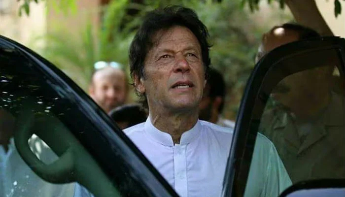 190 ملین پاﺅنڈ اسکینڈل کیس ، عمران خان بشریٰ بی بی کے ہمراہ لاہو ر سے اسلام آباد روانہ