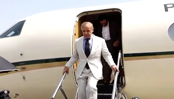 وزیراعظم شہباز شریف برطانیہ سے وطن واپس پہنچ گئے