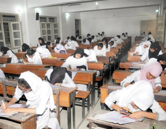 کراچی میں انٹرمیڈیٹ امتحانات کا آغاز، ایک لاکھ 15 ہزار سے زائد طلبہ شریک