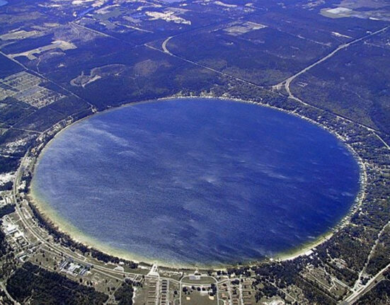 قدرتی طور پر انتہائی گول ’چاندی ڈالر‘ جھیل