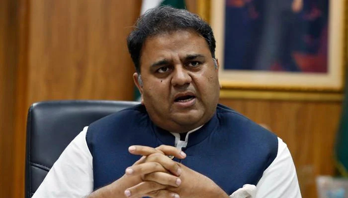 توہین الیکشن کمیشن کیس ، فواد چوہدری کے قابل ضمانت وارنٹ جاری