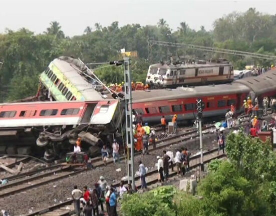 بھارت میں 3 ٹرینوں میں ہولناک تصادم، اموات کی تعداد 288 ہوگئی