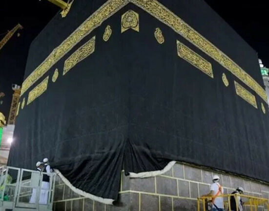حج 2023 کی تیاریوں کا آغاز ، غلاف کعبہ کو اونچا کردیا گیا