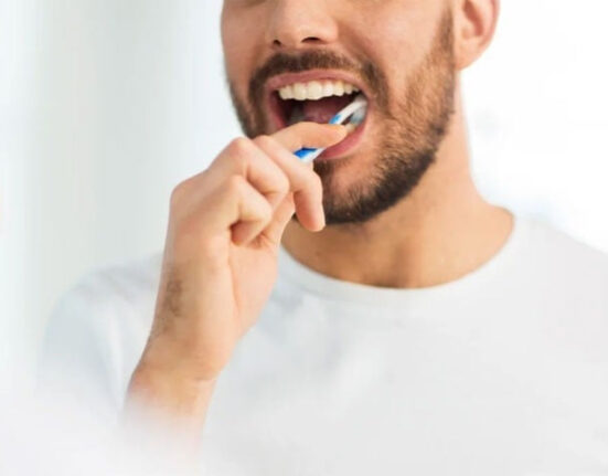 دانتوں کی باقاعدگی سے صفائی ڈیمیشنیا کے خطرات کو ختم کرسکتی ہے