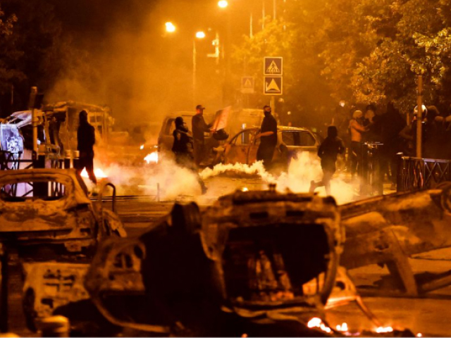پولیس کے ہاتھوں نوجوان کا قتل، فرانس میں جلاؤ گھیراؤ میں ملوث 917 افراد گرفتار