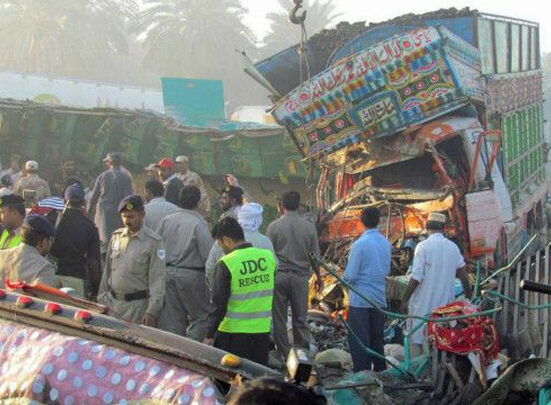 مسافر کوچ اور کار میں تصادم، ایک ہی خاندان سے 8 افراد جاں بحق