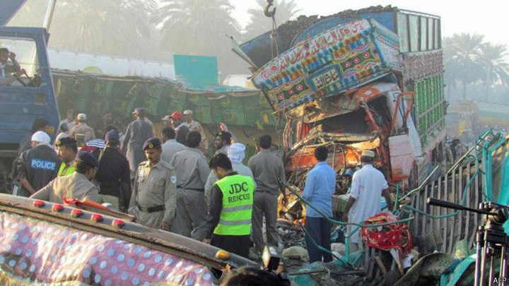 مسافر کوچ اور کار میں تصادم، ایک ہی خاندان سے 8 افراد جاں بحق
